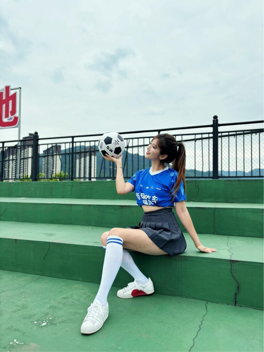 国际足球赛场上，女运动员们展现出色技术和拼搏精神的简单介绍