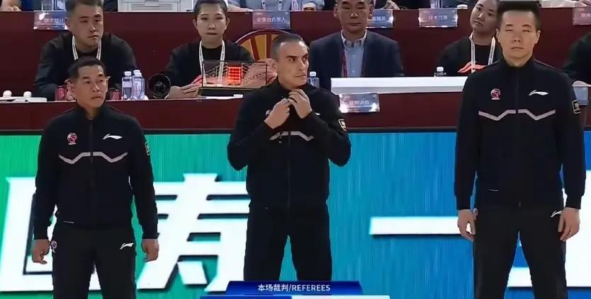 热火朝天！球队激战正酣争夺胜利