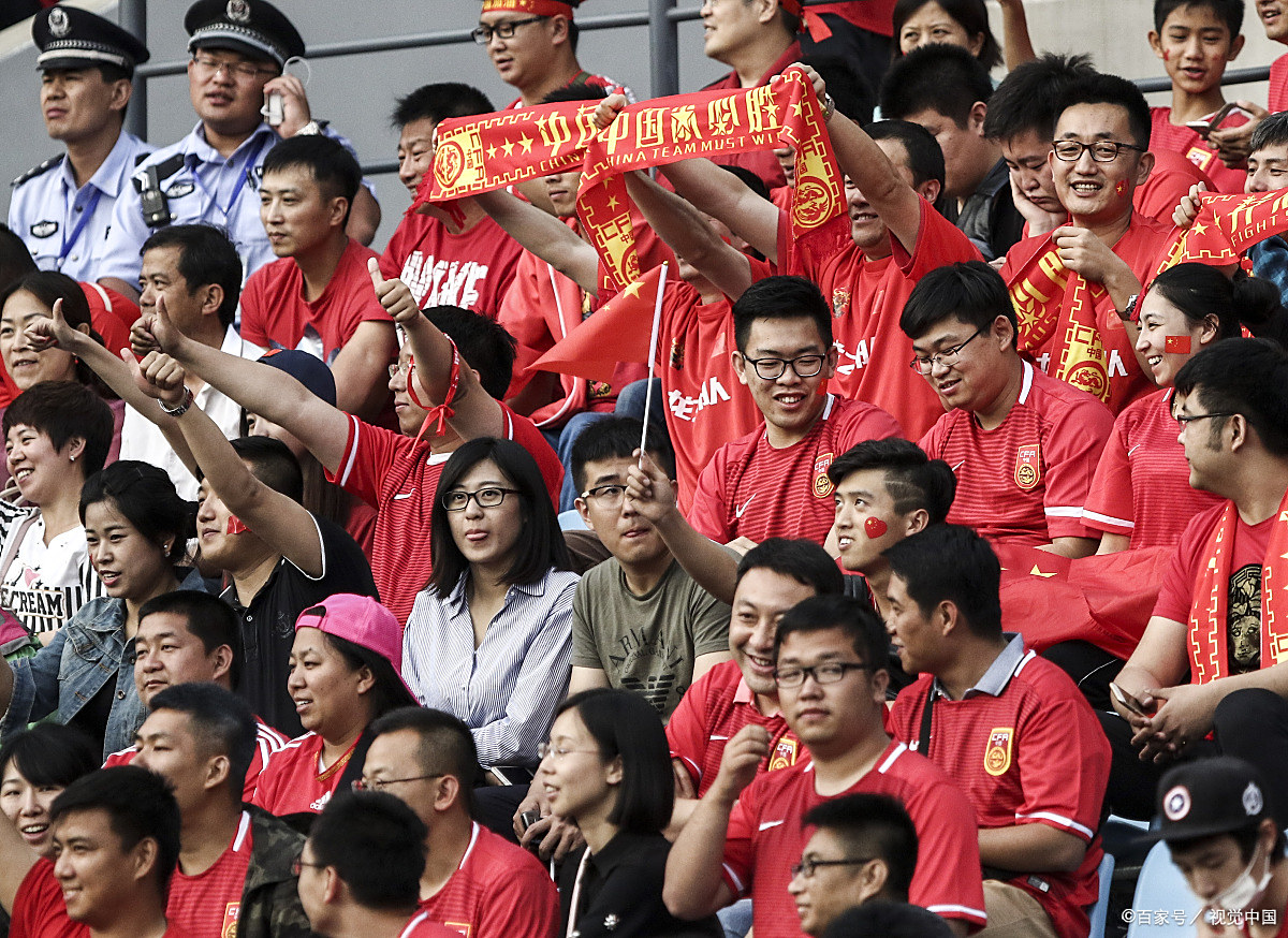火爆全场，观众热情助威鼓舞球队
