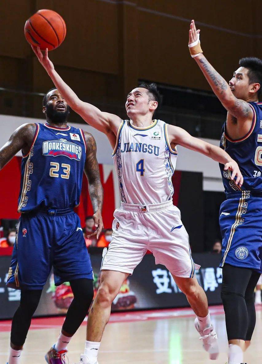 吉林队稳守榜首，轻取对手夺冠