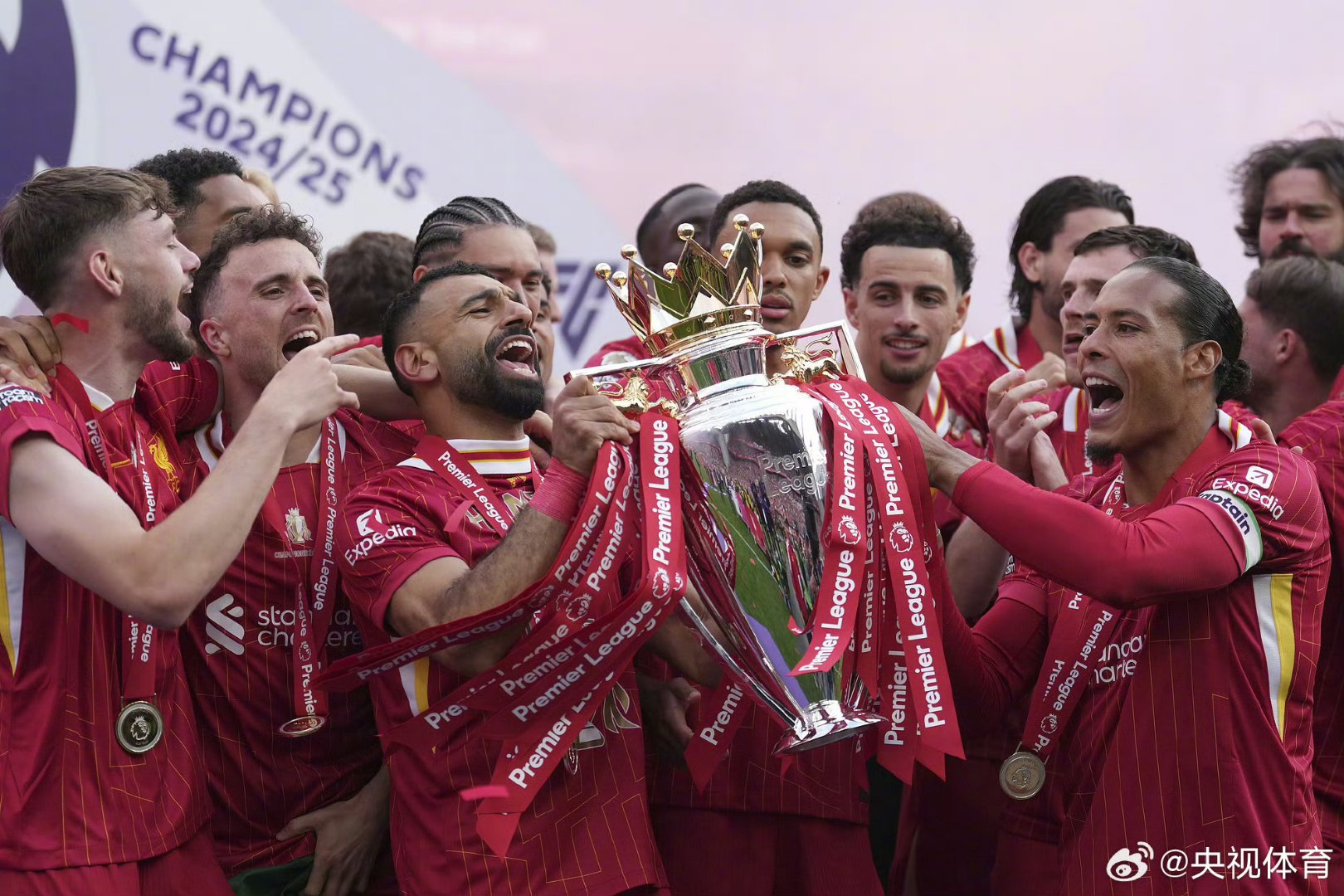 包含欧冠赛场上演球队大洗牌，传奇球员离队引发球迷唏嘘的词条