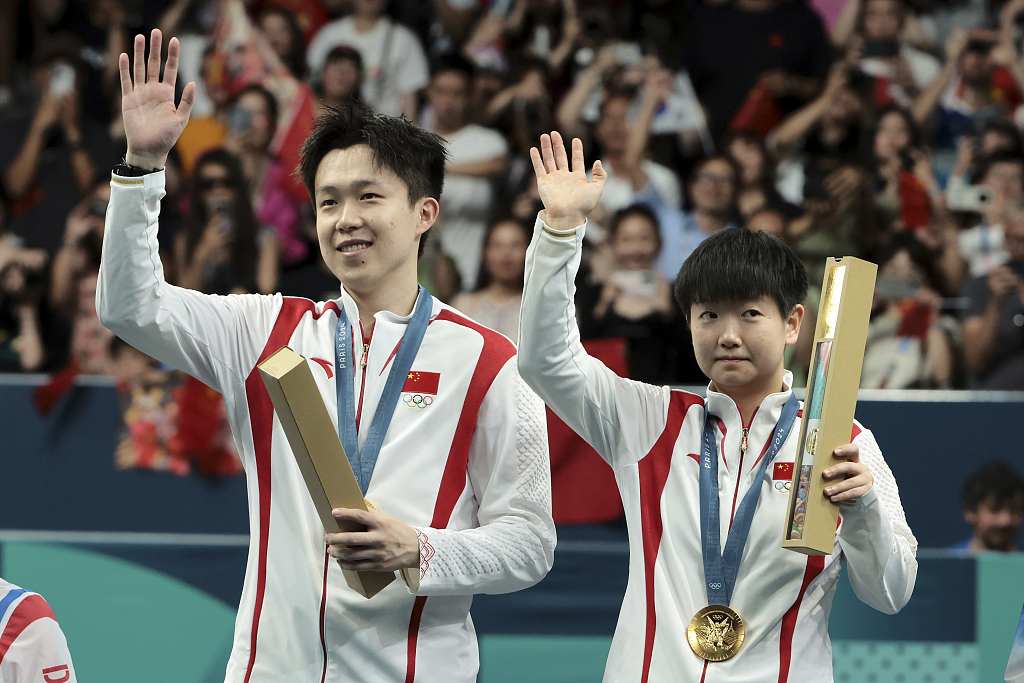 中国代表团庆功回国，夺得多枚金牌